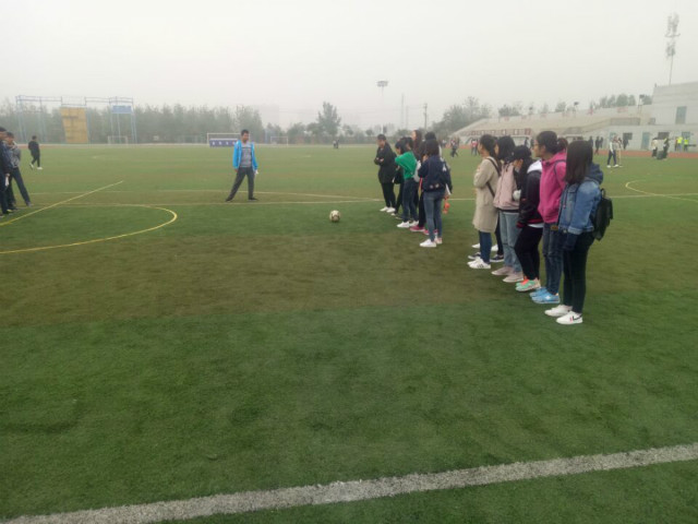 【完满班级】秋影滚动 竞速青春——经济管理系经管1502班举办足球接力赛