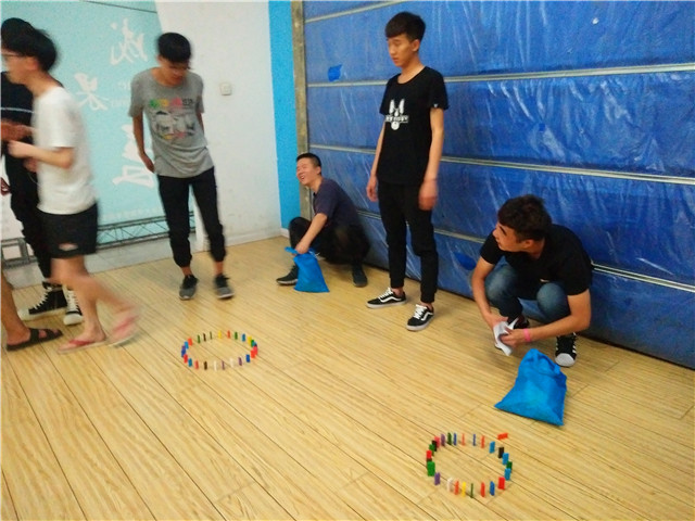 【完满班级】风雨同担当 比肩共完满——智能工程学院自动化1601班举办“同担当共完满 魅力多米诺”完满班级活动