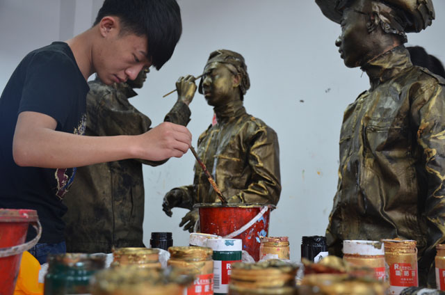 【辅导员说完满】艺术传媒系辅导员说完满带你走进“艺家”行为艺术