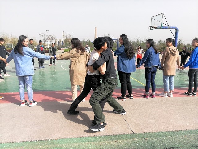 【完满班级】绿茵操场  接力青春——淬炼商学院举办四月完满班级主题活动（六）