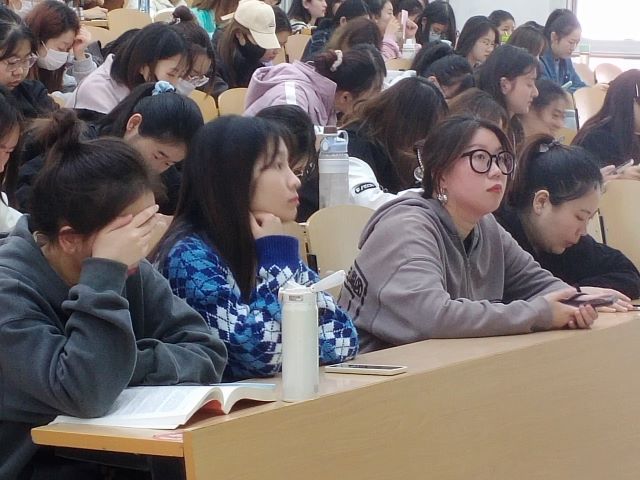 【辅导员说完满】随求知之路 寻梦想航道——“放眼未来 蓄势待发”商务英语学院2022届毕业生主题年级会