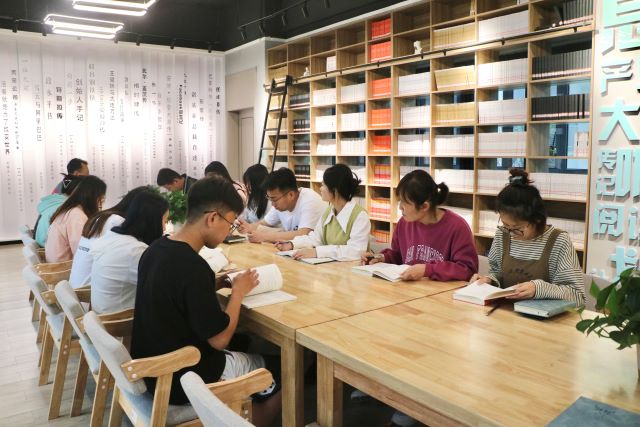 品读大咖人生 智慧助力成长——商务英语学院【“Double·First”领航记】师生“连心”蝴蝶振翅起舞 你我“共睹”大咖故事
