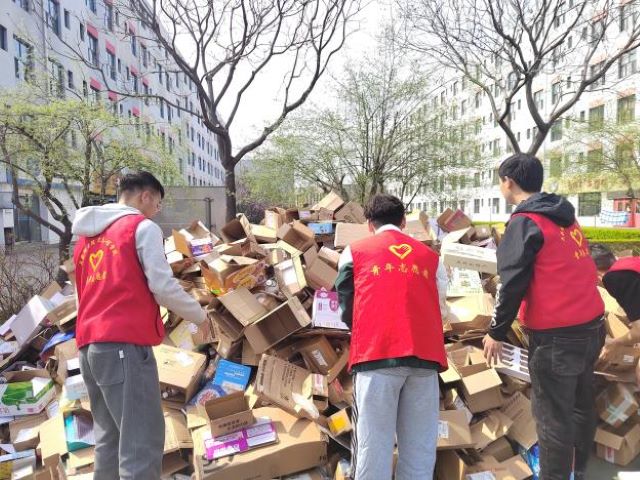 小小纸箱 满满爱心——大数据学院、信息工程学院开展环保志愿活动