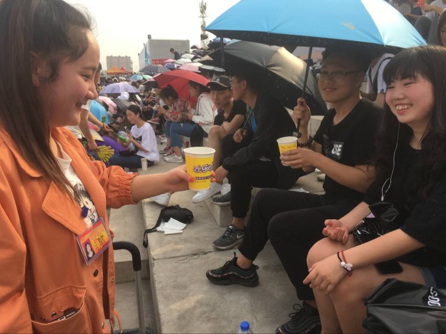 信工系党员先锋队积极参与运动会各项工作