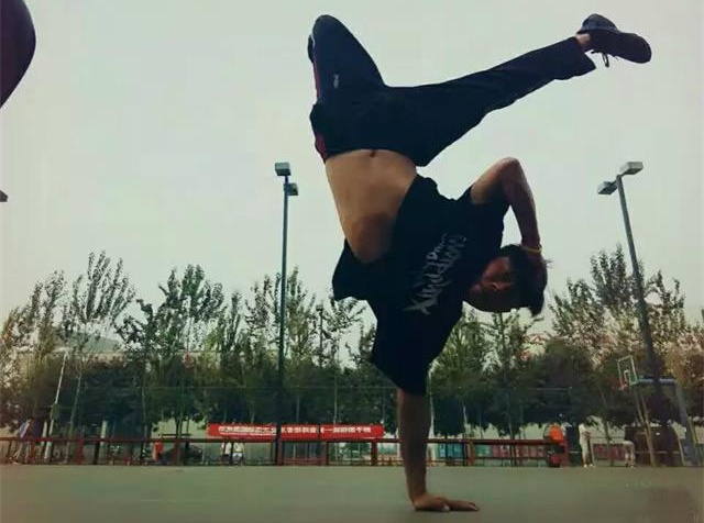 闪光的信院第148期 :坚持才是硬道理,努力成就真英才——李哲