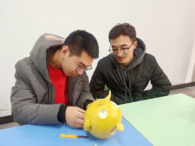 【完满班级】童心雕刻 柚趣横生——环设1803趣味柚子雕刻活动