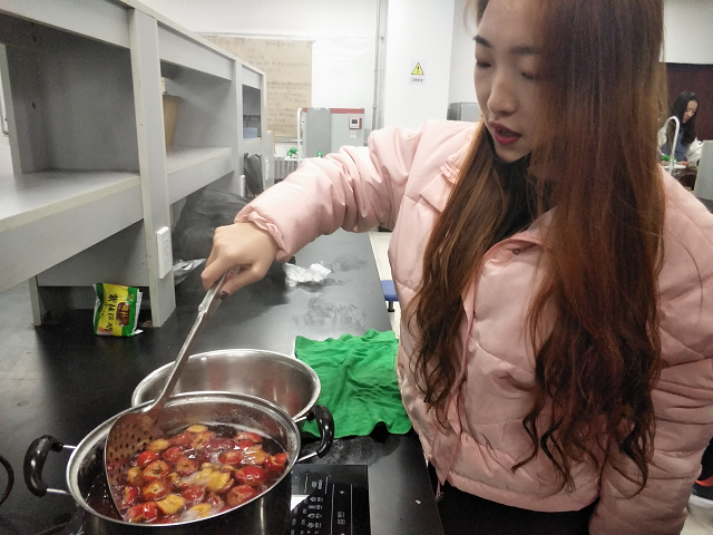【完满班级】秋波盈盈 独具匠心——食品与环境学院食安1703班制作山楂酱实验