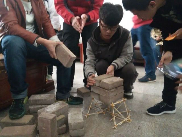 大学生创意思维变废为宝  绿色“筷”意点亮生活