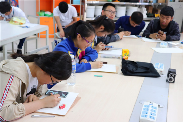 【完满班级】刀“尖”舞蹈 “纸”间艺术——智能工程学院工设1701班举办“刀尖舞蹈，纸间艺术”完满班级活动