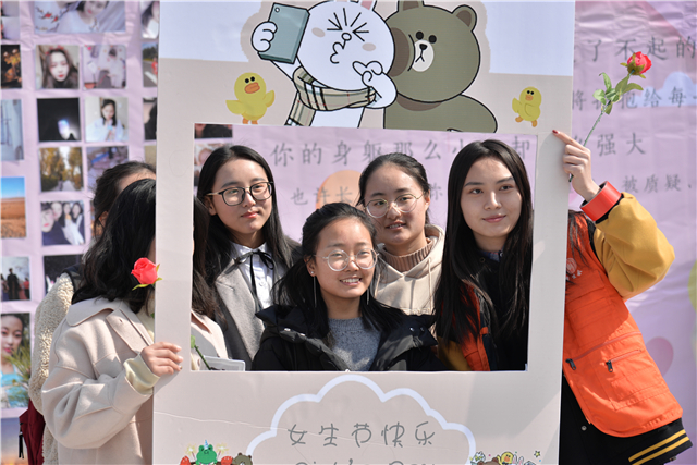 享你所爱 遇见“芳华”——首届“芳华”女生节主题展
