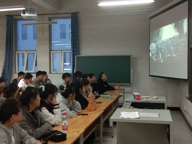 【完满班级】铭记历史 缅怀先烈——艺术传媒学院环设1802班举办观《八佰》完满班级活动