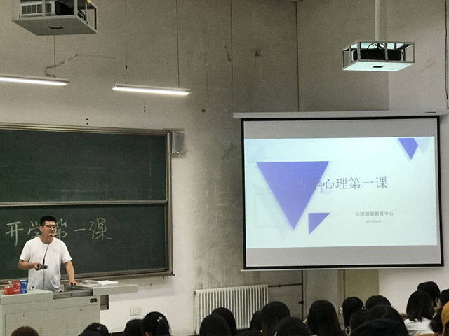 【辅导员说完满】自信乐观 奋勇向前 ——商务与英语学院辅导员说完满