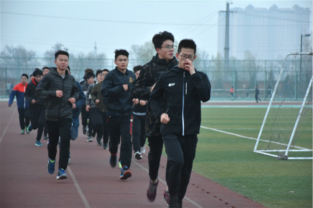 前行第152期:无数次的裂岸骇浪 只为一次惊涛