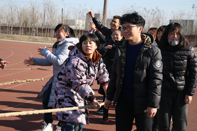 力拔山兮气盖世 外语学子展雄姿 ——外语系举办第五届“成才杯”男女混合拔河比赛