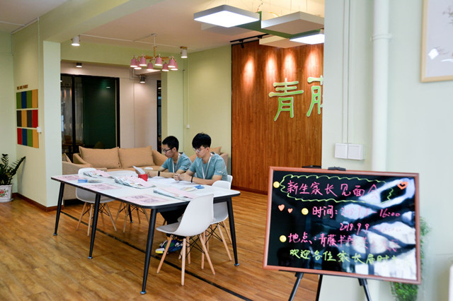 前行第161期:经济与管理学院开展“迎新更‘赢’心 学姐学长有话说”迎新纪实活动