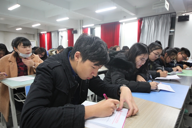 艺术传媒系举办“笔尖上的恩情”游子写家书活动
