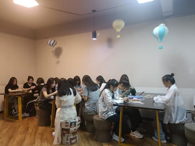 【完满团支部】扭扭棒DIY——淬炼·国际商学院会计2104班完满团支部活动