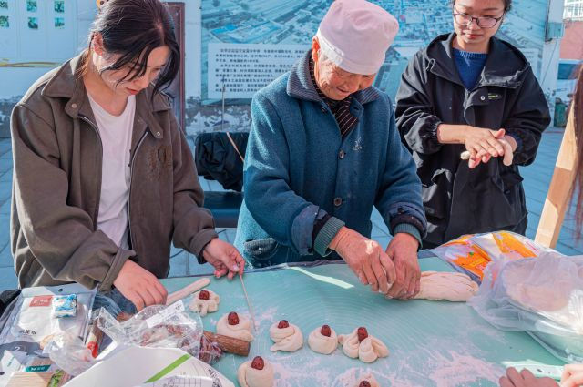 当非遗遇上重阳:传统节日的新篇章——艺术传媒学院“太平庄公益慰问”专项志愿服务队