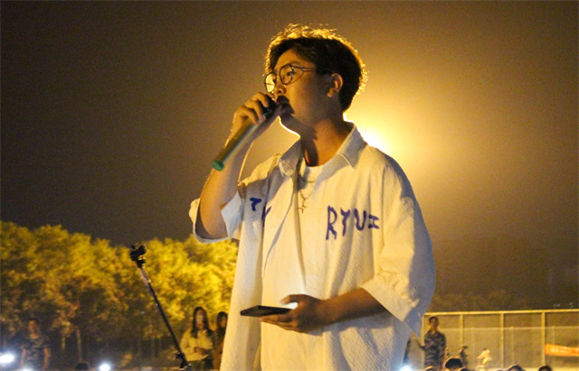 青春似火歌声嘹亮 少年意气无畏激扬——淬炼·国际商学院第一届“挥洒激情 释放青春”军训联欢会