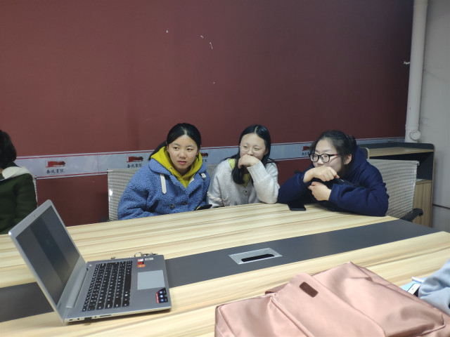 【完满班级】学雷锋献爱心 文明看我行——外国语言文学系英语1803班、英语1804班3月完满班级活动