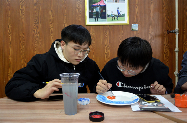 【1+1>2】缤纷彩瓷 精品手绘 在传统文化中沁润心灵——淬炼•国际商学院&智能工程学院联合举办活动