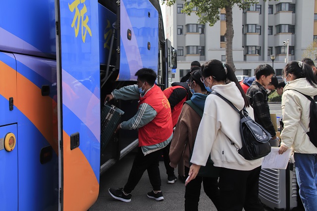 前行第181期：迎新志愿者为新生入学温情护航