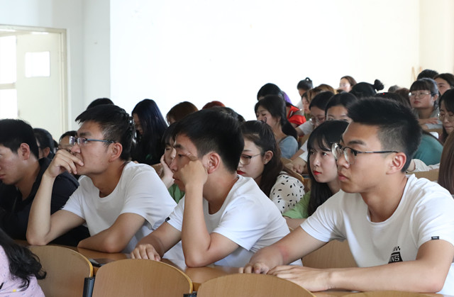 【辅导员说完满】给时光以生命 给岁月以精彩——经济与管理学院开展“沉淀时光 不留遗憾”主题年级会