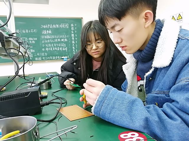 LED工艺实践 感受专业魅力——大数据学院、信息工程学院首届工科专业节之专业实践活动
