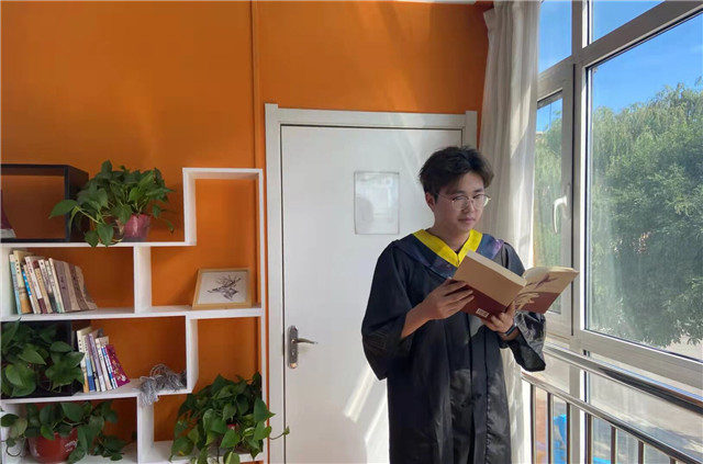 荣誉无边书院人采访录——大学期间创作157万字玄幻小说 他上了热搜