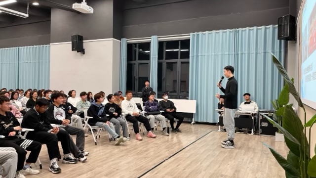 【辅导员说完满】虽然很苦 但我还是想要滚烫的人生——经济与管理学院2022级辅导员说完满活动