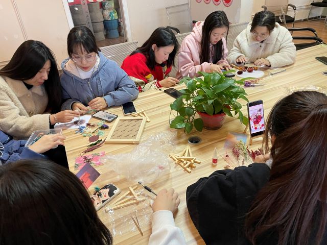 以花之名 传递关爱——食品与环境学院“懂花 才懂生活”花艺小课堂(第三期)
