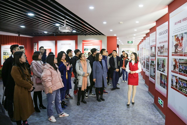 我校40余名师生赴陶行知研究馆参观学习