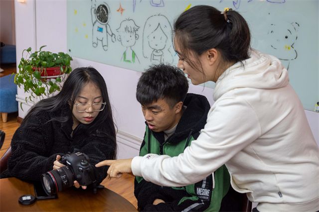 用镜头定格美好 记录生活——食品与环境学院异科学生参与摄影技术培训
