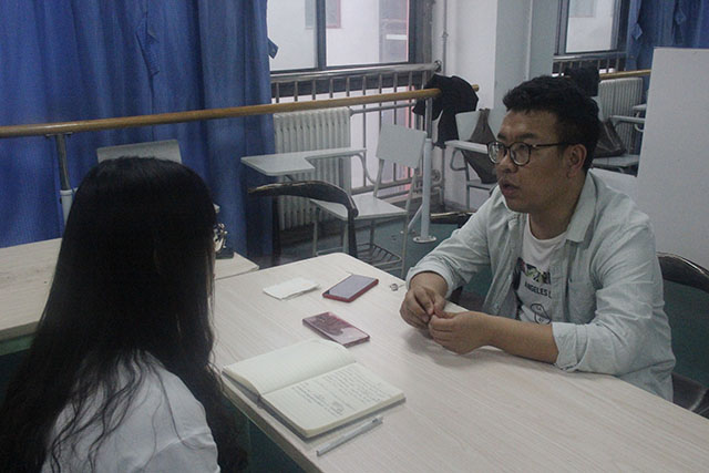 【戏剧节】第七届“魅夜乌马河”校园戏剧节《最Hold晚餐》剧组采访