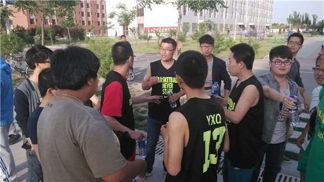 我院教职工篮球赛机电经管组对阵环科组