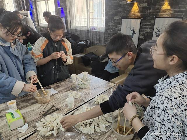 【完满班级】冬至到 吃水饺——智能工程学院电子2001班机器人2001班完满班级活动