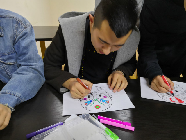 【完满班级】画各异脸谱 品百态中国——网工1702班举办“赏国粹”之填充脸谱活动