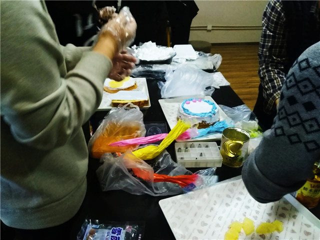 【完满班级】小月风来晚 戴云密遮星——机电工程系电气1604班“男女DIY蛋糕涂鸦”完满班级活动为冬季增添光彩