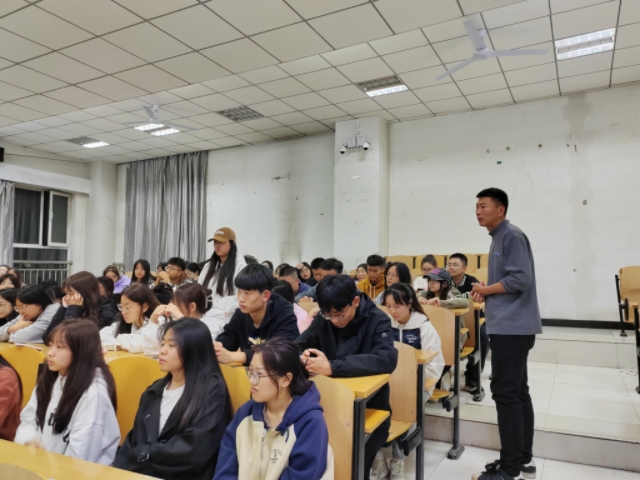 【辅导员说完满】你们是我最想珍惜的人——淬炼·国际商学院2022级辅导员说完满活动