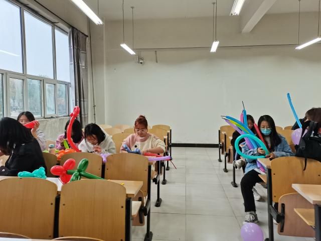 【完满班级】飞舞的气球 碰撞的灵魂——食品与环境学院食品2101班完满班级活动
