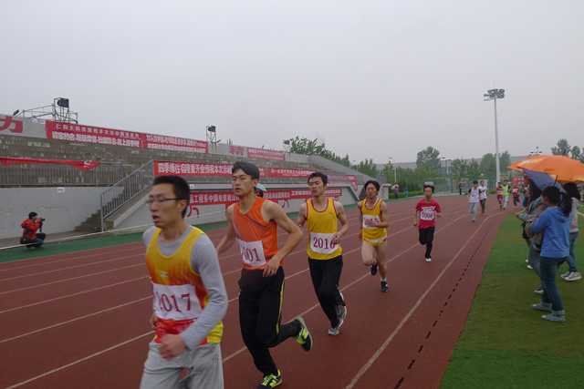 看经管健儿 雨中完美绽放——记运动会中“经管系的骄傲”