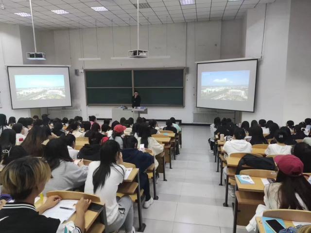 怀着太阳的热情 奔赴人生的宽广——商务英语学院九月辅导员说完满合集