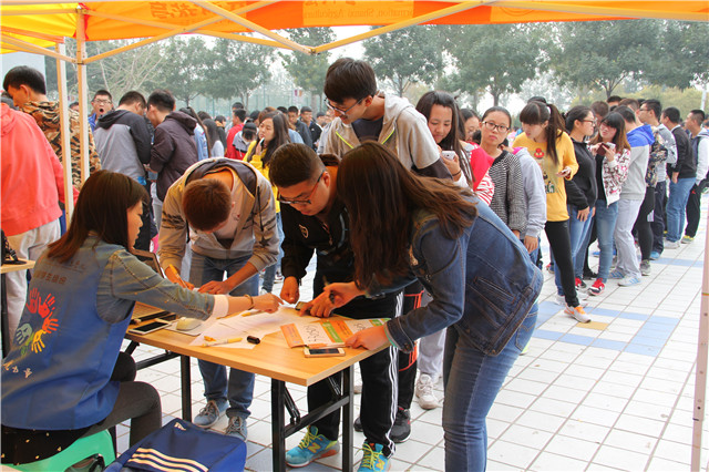 我院举办2015康宝莱·全国大学生迷你马拉松公益挑战第一期“涂鸦跑”