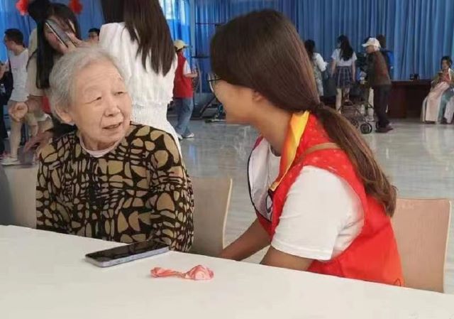 青春助夕阳 浓情暖人心——经济与管理学院主题党日活动