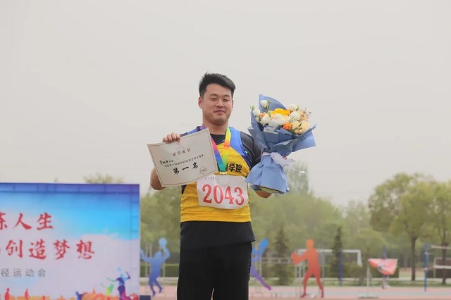 不同视角观校运 经管学子意气扬