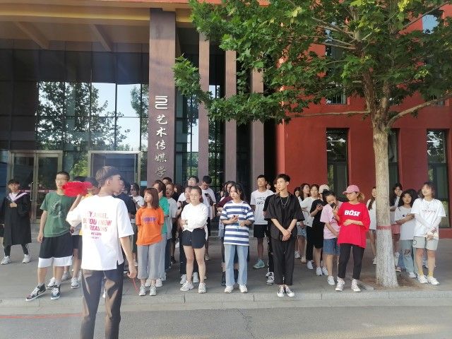 激情燃烧 释放青春——艺术传媒学院第五届全民运动季“Fan Ran”夜跑大赛