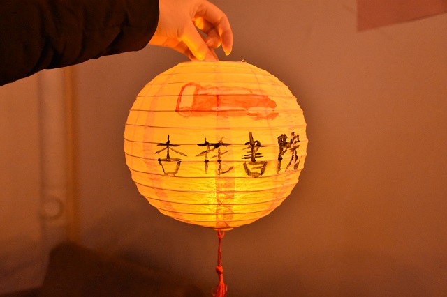 杏花学子巧手染灯笼 感受家文化