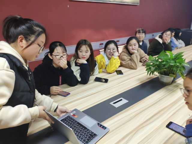 【完满班级】学雷锋献爱心 文明看我行——外国语言文学系英语1803班、英语1804班3月完满班级活动