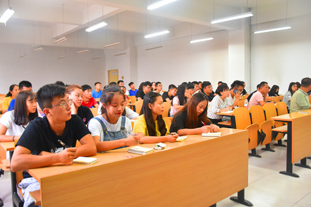 大数据学院、信息工程学院：熟悉的景色 全新的起点——大数据学院、信息工程学院2018—2019学年迎新动员会