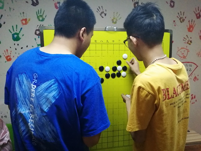 【完满班级】棋逢对手  谁与争锋——网工1701班“智者的交流——棋类益智”活动